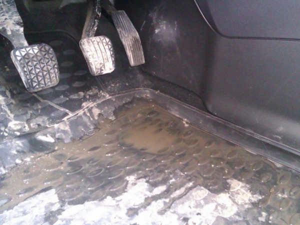 Последствие снега, занесенного на резину с автотрассы